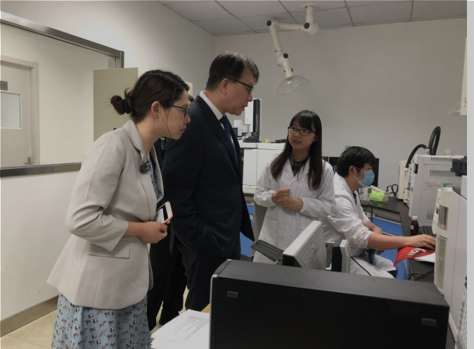 1. Leaders of InvestHK visits drug testing laboratory.png
