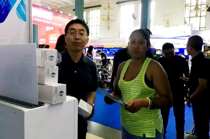 Dr. Wang Yufeng gave a detailed explanation of the Honor-1816 DNA Analyzer to foreign guests..jpg